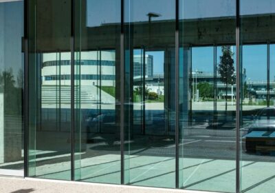 Hoe kies je de juiste automatische deur? 5 essentiële criteria