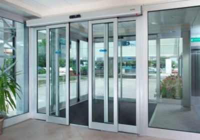 Automatische draaideur of automatische schuifdeur, wat is de beste oplossing voor jouw gebouw?