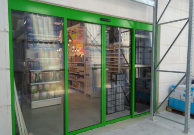 Hoe kies ik het juiste type automatische deur voor mijn bedrijf?