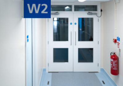 Hoe werkt een automatische draaideur?