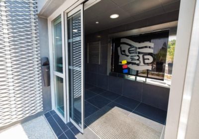 Hoe werkt een automatische schuifdeur?