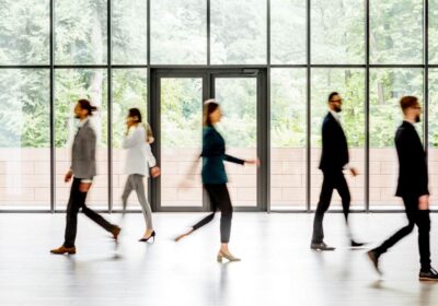 Veiligheid en toegankelijkheid: de rol van automatische draaideuren in openbare gebouwen