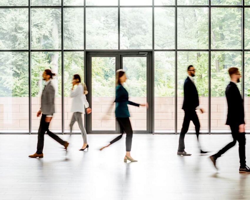 Veiligheid en toegankelijkheid: de rol van automatische draaideuren in openbare gebouwen