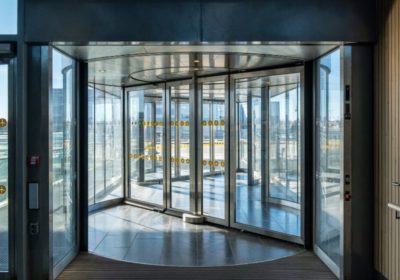 Wat zijn de verschillen tussen de automatische schuifdeur en de automatische draaideur?