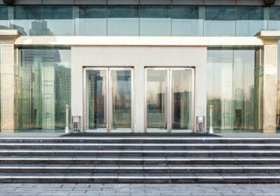 Wat zijn de voordelen van een automatische nooddeur?