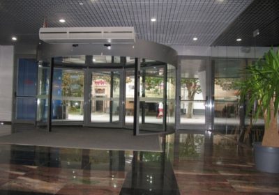 Wat zijn de voordelen van automatische deuren ten opzichte van handmatige deuren?