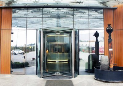 Porte automatique tambour vitrée à l'entrée d'un bâtiment à Bruxelles